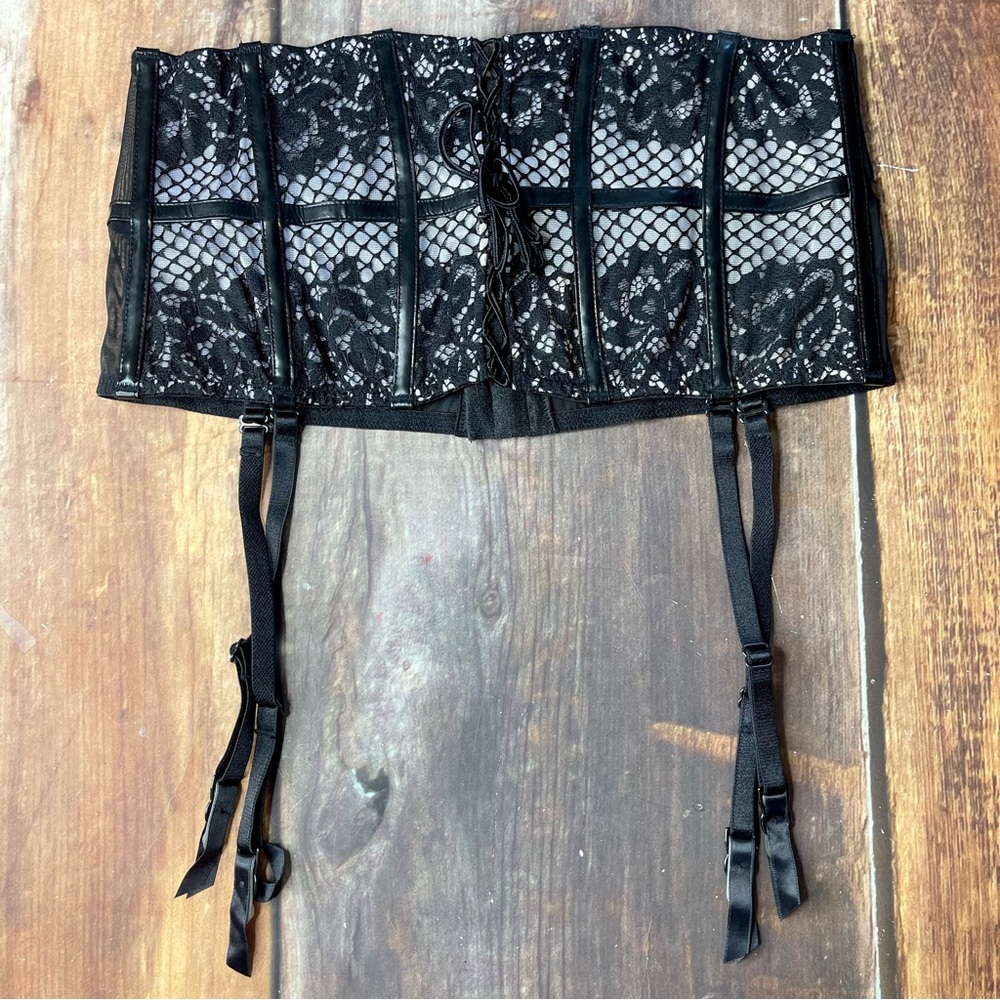 Victoria’s Secret Black Lace Garter Belt. Medium. NWT